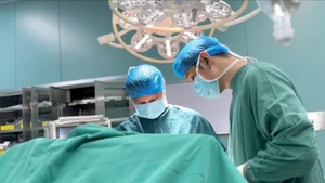 Bác sĩ chuyên khoa II Nguyễn Quang Thành phẫu thuật cho bệnh nhân. 