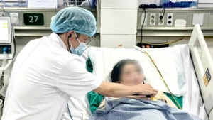 Thạc sĩ, bác sĩ Nghiêm Văn Hùng, Viện Y học Nhiệt đới, Bệnh viện Bạch Mai thăm khám cho sản phụ.