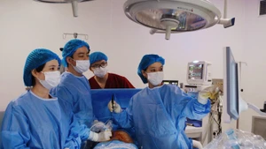 Ê-kíp bác sĩ tiến hành can thiệp cho sản phụ.