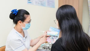 Tư vấn cho các bạn nữ trẻ về việc tiêm vaccine phòng ung thư cổ tử cung. 