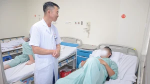 Bác sĩ thăm khám cho bệnh nhân. 