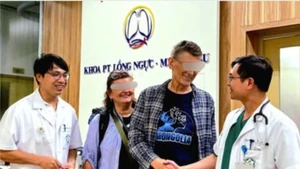 Bệnh nhân cảm ơn các thầy thuốc Bệnh viện Bạch Mai đã cứu sống mình. 