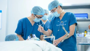 Các bác sĩ thực hiện phẫu thuật điều trị cho bệnh nhi.