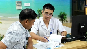 Bác sĩ tư vấn cho người bệnh cao tuổi tại Bệnh viện Lão khoa Trung ương. (Ảnh minh họa)
