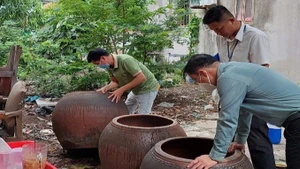 Lật úp các dụng cụ không chứa nước để muỗi không vào đẻ trứng. (Ảnh: HCDC)