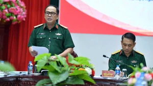 Thiếu tướng Đoàn Xuân Bộ, Bí thư Đảng ủy, Tổng Biên tập Báo Quân đội nhân dân phát biểu khai mạc tọa đàm.