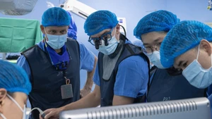 Các bác sĩ tiến hành phẫu thuật cho bệnh nhân trong chuyến đi khám tình nguyện.