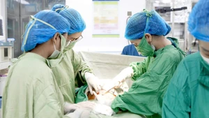 Bác sĩ phẫu thuật lấy thai. 