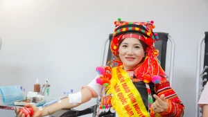 Chị Lỳ Nhù Pa (dân tộc Hà Nhì) được tôn vinh là 100 người hiến máu tiêu biểu năm 2025. 