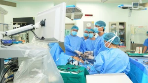 Các bác sĩ tiến hành phẫu thuật ghép gan cho bệnh nhân. 