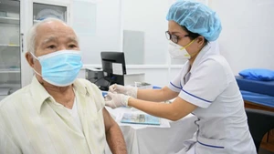 Tiêm vaccine tại Đơn vị Tư vấn và Tiêm chủng vaccine, Viện Y học Nhiệt đới Bạch Mai.