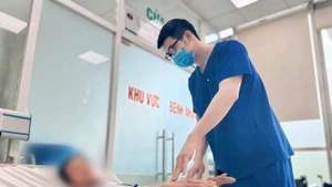 Bệnh nhân được cấp cứu tại Bệnh viện Bệnh Nhiệt đới Trung ương.