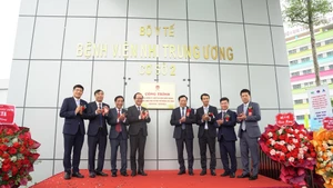 Lãnh đạo Bộ Y tế và Ban Giám đốc bệnh viện chúc mừng khán thành cơ sở 2 Bệnh viện Nhi Trung ương. 