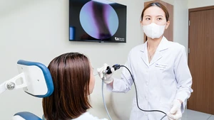 Bác sĩ nội soi tai mũi họng xác định nguyên nhân viêm đường hô hấp trên.