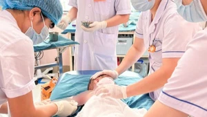 Sơ cứu cho trẻ bị bỏng. 