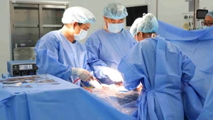 Ê-kíp bác sĩ Vinmec đã tiến hành phẫu thuật cấp cứu trong phòng mổ vô khuẩn một chiều với đầy đủ hệ thống gây mê hồi sức hiện đại.