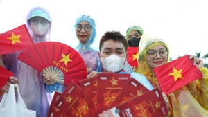 Những tấm vé đặc biệt in bài hát "Tiến quân ca".