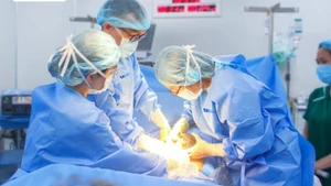 Bác sĩ phẫu thuật chủ động cho sản phụ.