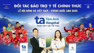 Các huyền thoại bóng được chăm sóc sức khỏe chuyên sâu trong suốt thời gian đá giao hữu tại Việt Nam. 