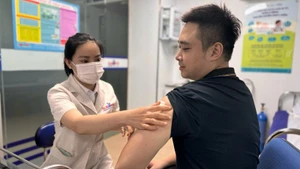 Tiêm vaccine dự phòng cúm mùa. 