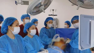 Bác sĩ can thiệp khi bào thai mới 23 tháng tuổi. 