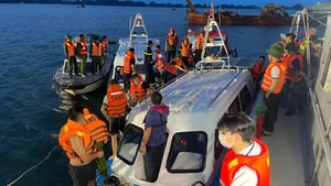 Lực lượng chức năng đang cố gắng tìm kiếm nạn nhân. 