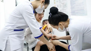 Bệnh nhi đầu tiên được tiêm vaccine não mô cầu thế hệ mới. 