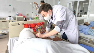 Bác sĩ thăm khám cho bệnh nhân.