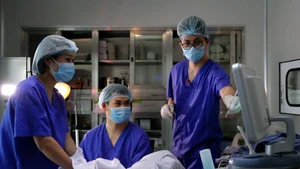 Bác sĩ thực hiện chuyển phôi. (Ảnh minh họa)