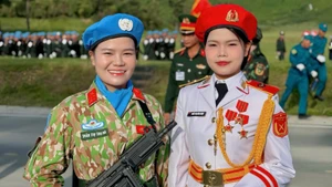 Trung úy, quân nhân chuyên nghiệp Trần Thị Thu Hà - điều dưỡng viên Khoa Cấp cứu, Bệnh viện Trung ương Quân đội 108 trong đội hình của khối lực lượng gìn giữ hòa bình và em gái Thiếu úy, quân nhân chuyên nghiệp Trần Thị Bích Ngọc, Bộ môn Sinh học-Di truyền học, Học viện Quân y trong đội hình khối quân nhạc (A80).