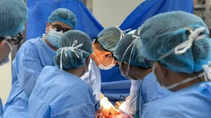 Ê-kíp bác sĩ tiến hành phẫu thuật ghép gan cho người bệnh. (Ảnh: BVCC)