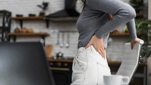 Đi bộ sẽ giúp giảm đau lưng, đau cột sống do ngồi nhiều. (Ảnh minh họa)