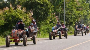 Người dân Campuchia sơ tán tránh xung đột biên giới với Thái Lan tại tỉnh Oddar Meanchey, ngày 25/7/2025. (Ảnh: THX/TTXVN)