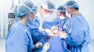 Bác sĩ phẫu thuật lấy khối bướu giáp cho bệnh nhân. 