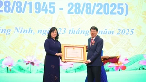 Bộ trưởng Đào Hồng Lan thừa ủy quyền của Chủ tịch nước, trao Huân chương Lao động hạng Ba cho ông Đoàn Hữu Thiển, Chánh Văn phòng Bộ Y tế.