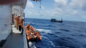 Lực lượng cứu nạn hàng hải tiếp cận tàu cá BĐ 96774 TS và vận chuyển nạn nhân lên tàu SAR 631.