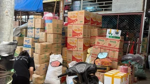 Chợ Hà Đông một trong những đầu mối cho các mặt hàng dầu ăn giá rẻ. (Ảnh: HÙNG DŨNG)