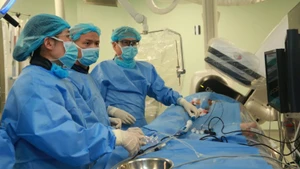 Các bác sĩ can thiệp cho bệnh nhân. 
