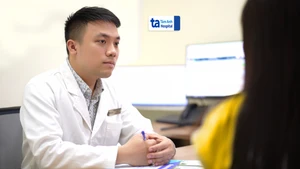 Thạc sĩ, bác sĩ Phạm Văn Dương khám cho người bệnh. 