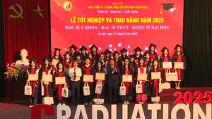 Phó Giáo sư, Tiến sĩ Phạm Quốc Bình - Bí thư Đảng ủy, Chủ tịch Hội đồng trường và Phó Giáo sư, Tiến sĩ Nguyễn Quốc Huy - Giám đốc Học viện trao bằng tốt nghiệp cho 25 tân bác sĩ y học cổ truyền, bác sĩ y khoa và dược sĩ tốt nghiệp loại giỏi năm học 2024-2025.