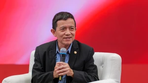 Phó Giáo sư, Tiến sĩ Nguyễn Mạnh Hà, nguyên Phó Viện trưởng Viện Lịch sử Quân sự Việt Nam, nguyên Viện trưởng Viện Lịch sử Đảng (Học viện Chính trị Quốc gia Hồ Chí Minh) hào hứng trả lời câu hỏi của người trẻ. 