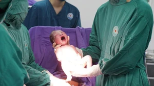 Sản phụ sinh con an toàn sau khi được đưa cấp cứu từ đảo về bờ. 