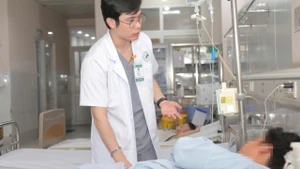 Bác sĩ thăm khám cho bệnh nhân. (Ảnh: BVCC)