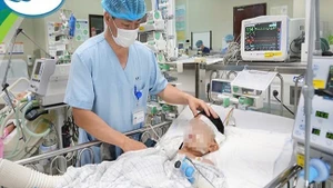 Tiến sĩ, bác sĩ Đặng Ánh Dương – Trưởng khoa Điều trị Tích cực Ngoại thăm khám cho một bệnh nhi đang điều trị tại khoa.