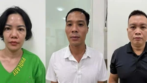 Nhóm đối tượng "cò mồi" bị tạm giữ.