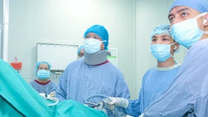 Các bác sĩ tiến hành phẫu thuật cho người bệnh. 