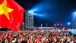[Ảnh] Cháy hết mình với đêm nhạc "Tổ quốc trong tim"