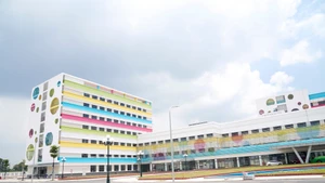 Bệnh viện Nhi Trung ương cơ sở 2 đã hoàn thiện 1 khối nhà hành chính, 1 khối nhà cận lâm sàng, 2 khối nhà điều trị nội trú cao 5 tầng, 1 tầng hầm, cùng các hạng mục hạ tầng kỹ thuật đồng bộ kèm theo. 