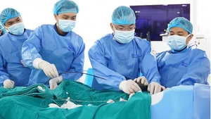 Ê-kíp can thiệp tái thông mạch vành cho người bệnh.
