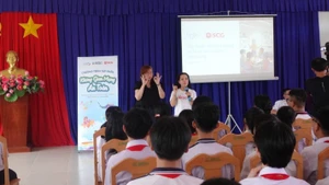 Sự đồng hành của tập đoàn SCG được thể hiện một cách đa dạng và toàn diện thông qua hỗ trợ tài chính và tập huấn trang bị kỹ năng cho học sinh.